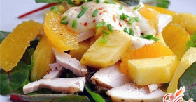 Легкий салат с курицей и апельсинами
