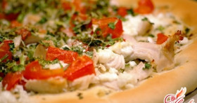 Несложная пицца: рецепт с курицей