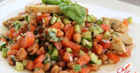 Сытный салат с копченой курицей и фасолью