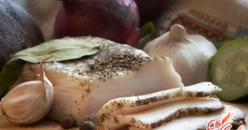 Как солить в рассоле сало?