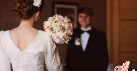 Какой преподнести подарок мужу на день свадьбы?