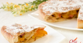 Бабушкины рецепты для всей семьи: пирог с творогом и яблоками