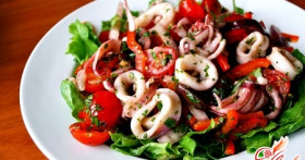 Салат из кальмаров с яблоками – изысканная пикантность