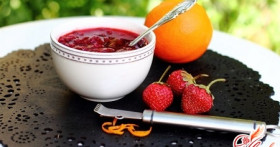 Изысканный вкус клубничного соуса на ломтике мяса