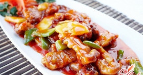 Разные виды жаренного мяса в кисло-сладком соусе