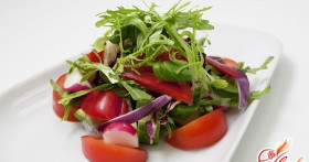 Салат из огурцов и помидоров: вкусно и полезно!