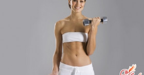 Девушки тоже любят металл: упражнения с гантелями для пресса