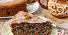 Полезный торт с маком, изюмом и орехами