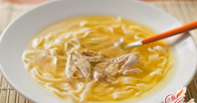 Приготовление куриного супа: польза бульона и советы по нарезке лапши