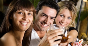 Как девушке стать душой компании