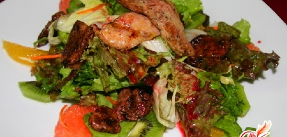 Салат с печенью и солеными огурцами