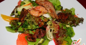 Салат с печенью и солеными огурцами