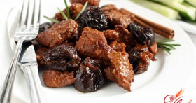 Мясо с черносливом, грибами и прочими вкусностями