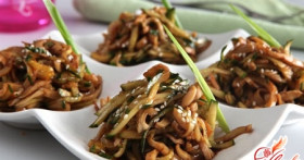 Вкусный салат с кальмарами и огурцами