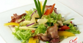 Салат с кукурузой и зеленым горошком