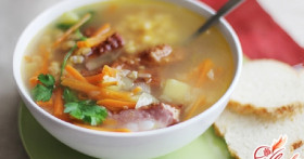 Готовим вкусно: гороховый суп с копченой курицей