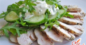 Такой разный салат из курицы с огурцами