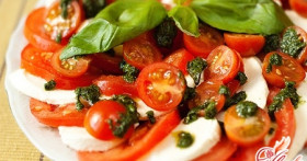 Салат с моцареллой и помидорами – привет из Италии!
