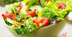 Яркий салат с кальмарами и помидорами