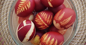 Как правильно покрасить яйца в луковой шелухе, чтобы они не лопнули