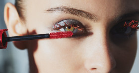 Как наносить цветную тушь для ресниц и сочетать её с макияжем