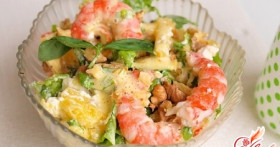 Несколько вариантов салатов из креветок и семги