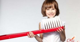 Чистим зубки маленьким деткам