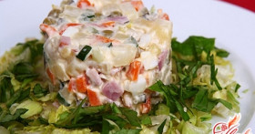 Такой разнообразный салат с ветчиной и огурцами