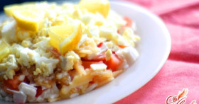 Салат с помидорами и крабовыми палочками