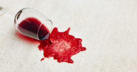 Как отстирать пятно от вина с одежды и мягкой мебели