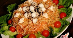Салат гнездо глухаря с ветчиной и грибами