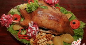 Гусь с черносливом и яблоками — идеальное праздничное блюдо