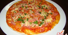 Рецепты современной хозяйки: как приготовить пиццу с колбасой