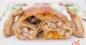 Готовим фаршированную блинами курицу