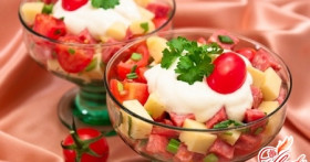 Салат с колбасой и помидорами – просто и вкусно!