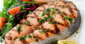 Вкусно и малокалорийно: рыба, запеченная с овощами