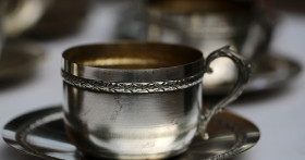 Чем чистить мельхиоровые столовые приборы от пятен и потемнения