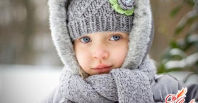 Вязание детских вещей спицами: комплект из шарфика и шапочки