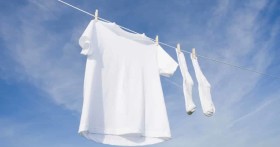 Какие средства помогут отстирать белую майку или футболку