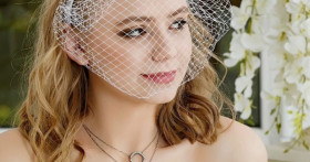 Шляпки с вуалью – элегантный акцент свадебного образа