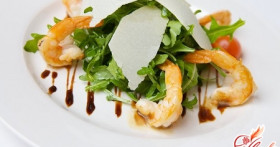 Салат с руколой и креветками