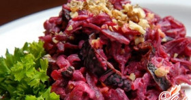 Салат из свеклы с грецкими орехами и черносливом