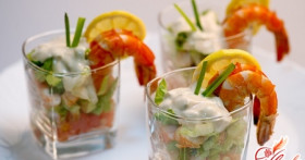 Блюдо из морепродуктов: салат коктейль с креветками