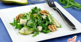 Салат с курицей и грушей