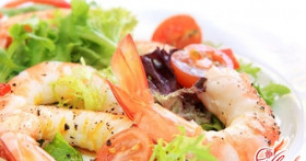 Легкий салат из креветок с помидорами