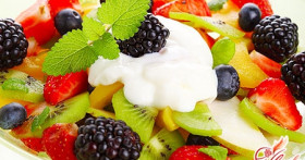 Фруктовый салат со взбитыми сливками