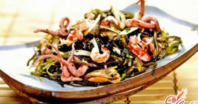 Вкусный салат из морской капусты с крабовыми палочками