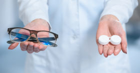 Что лучше для коррекции зрения: очки или контактные линзы?