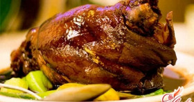 Рулька свиная с медом и пивом