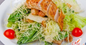 Салат “Цезарь”: рецепт с курицей